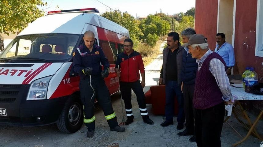 İtfaiye ekiplerinin evde yakaladığı yılan doğaya salındı