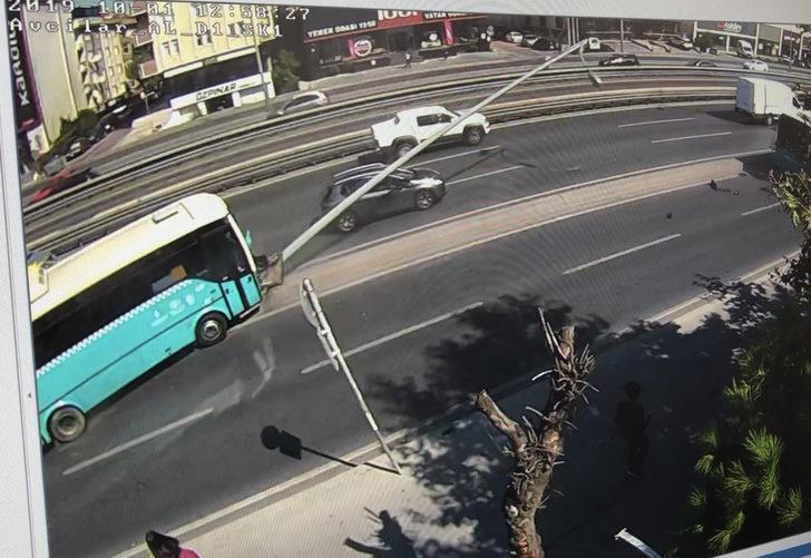 Son dakika: Avcılar'da özel halk otobüsü kaza yaptı! Yaralılar var G5