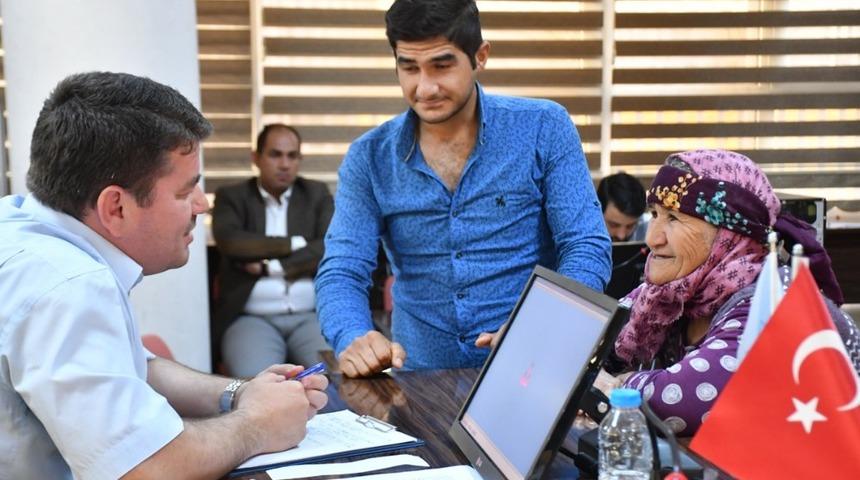 Başkan Din&ccedil;er halk g&uuml;n&uuml;nde vatandaşları tek tek dinledi