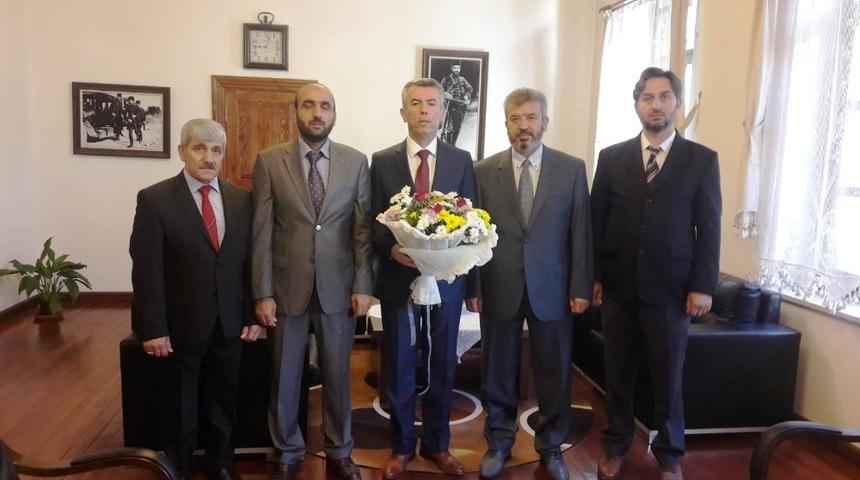 M&uuml;ft&uuml;&rsquo;den Kaymakam Sırmalı&rsquo;ya &ldquo;Cami ve Hayat&rdquo; isimli kitap