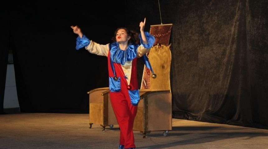 Burhaniye&rsquo;de sahne sizi bekliyor