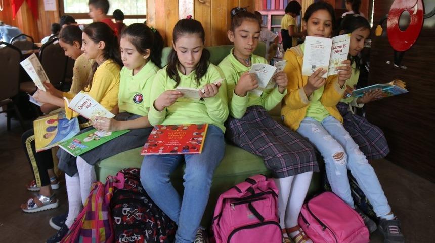 Şanlıurfalı &ccedil;ocuklar kitap okuyor