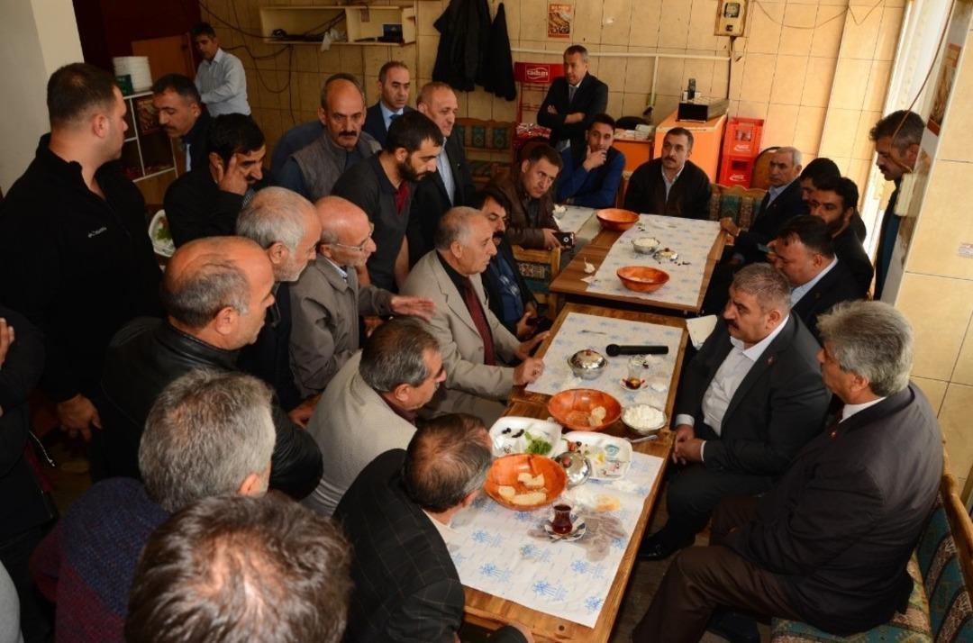 Sunar, kahvaltıda esnaflarla buluştu