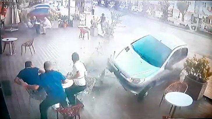 Otomobil pastaneye girdi! 6 yaralı   G2