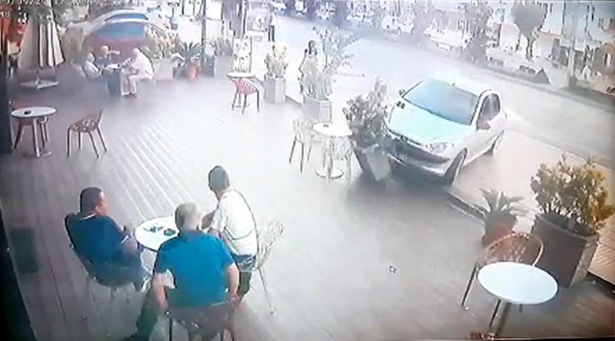 Otomobil pastaneye girdi! 6 yaralı  