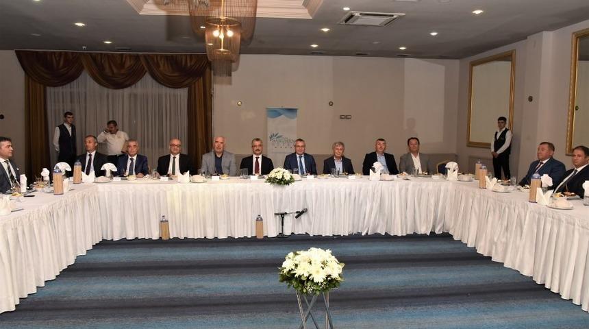 İki m&uuml;d&uuml;re veda yemeği