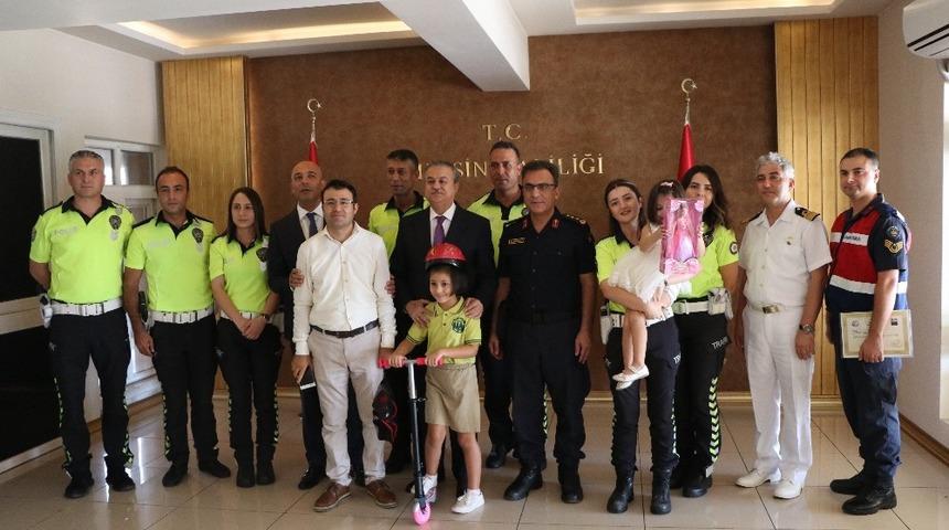 Ailesini trafikte uyardı, &ouml;d&uuml;l&uuml; kaptı