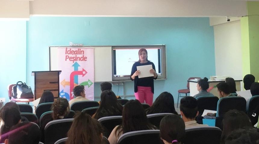 Anadolu Vakfı yetkilileri Hakkari&rsquo;de &ouml;ğretmen ve &ouml;ğrencilerle buluştu