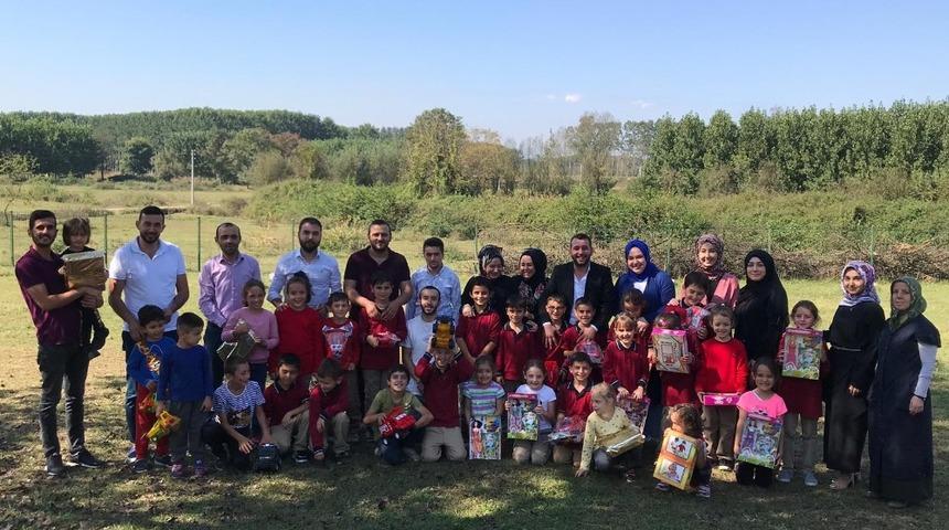 AK Gen&ccedil;lerden &ccedil;ocuklara hediye