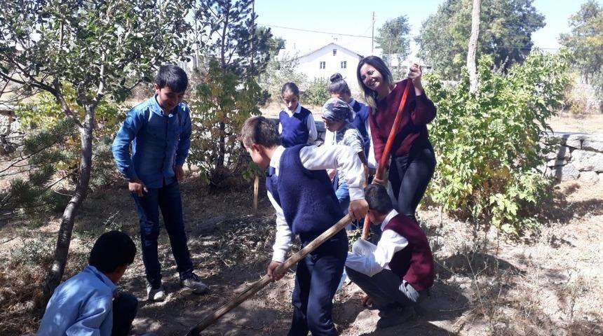 &Ouml;zalplı &ouml;ğrenciler ektikleri &uuml;r&uuml;nlerin hasadına başladı