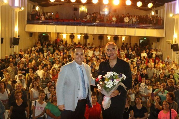 Sunay Akın, Akhisar’da ayakta alkışlandı G1