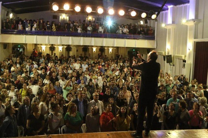 Sunay Akın, Akhisar’da ayakta alkışlandı G2