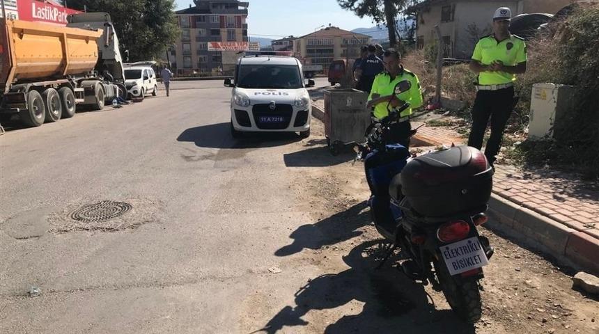 Elektrikli motosiklet ile kaza yapan s&uuml;r&uuml;c&uuml; yaralandı