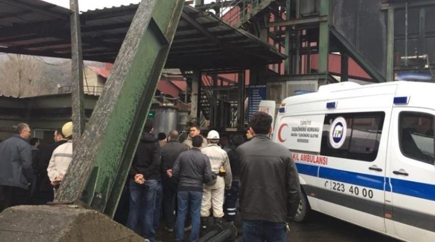 &Uuml;zerine k&ouml;m&uuml;r par&ccedil;ası d&uuml;şen maden iş&ccedil;isi yaralandı