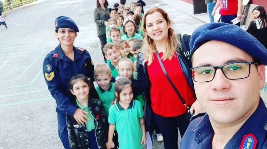 Jandarma &ccedil;ocukları unutmadı