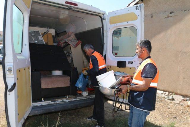 Eşyasız evde yaşayan aileye, belediyeden destek