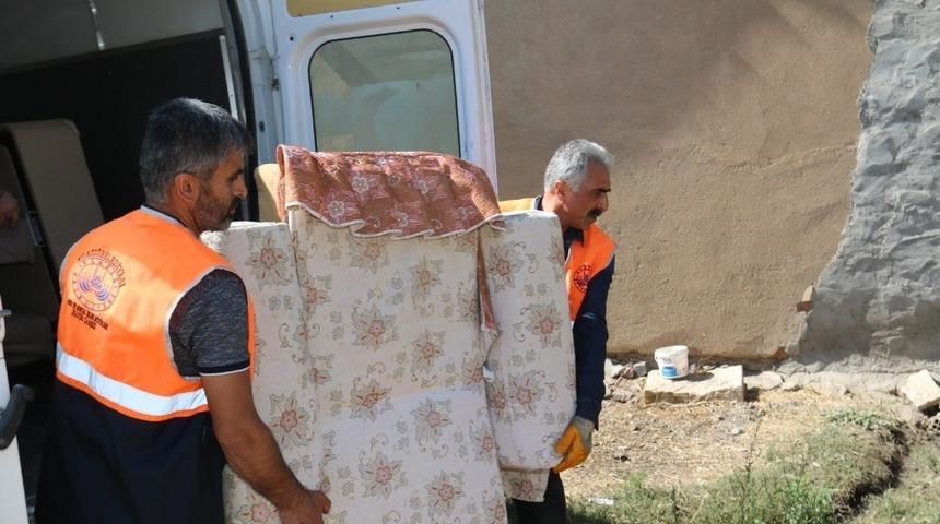 Eşyasız evde yaşayan aileye, belediyeden destek