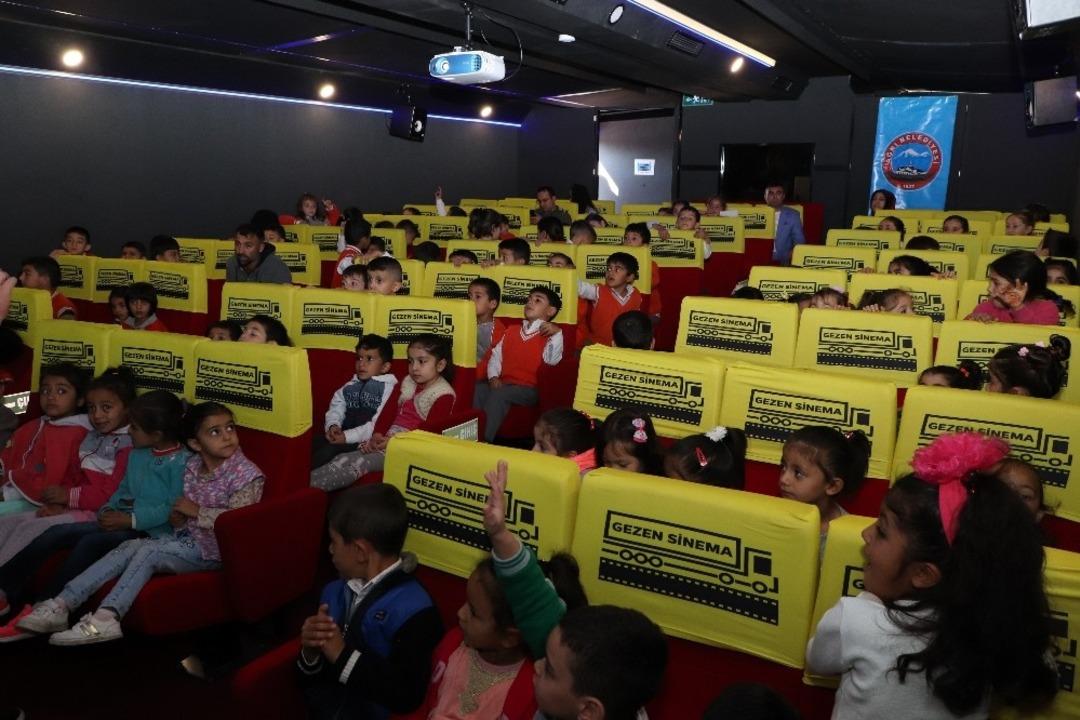 Ağrı Belediyesi &ccedil;ocukları gezen sinema ile buluşturdu
