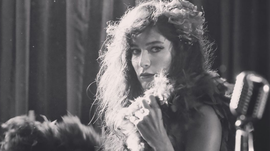 Kal&ccedil;asına d&ouml;vme yaptırıp paylaştı!  Berrak T&uuml;z&uuml;nata&ccedil;'tan olay yaratan poz