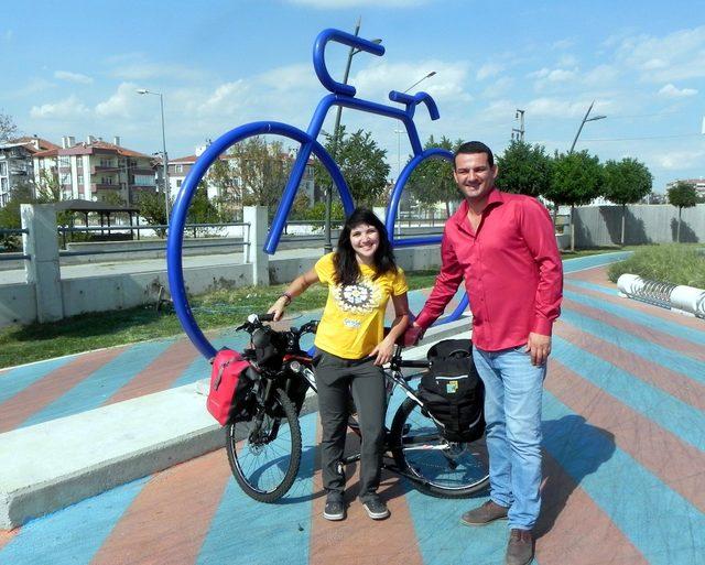 Brezilyalı Larissa, bisikletle Çin'e gidiyor