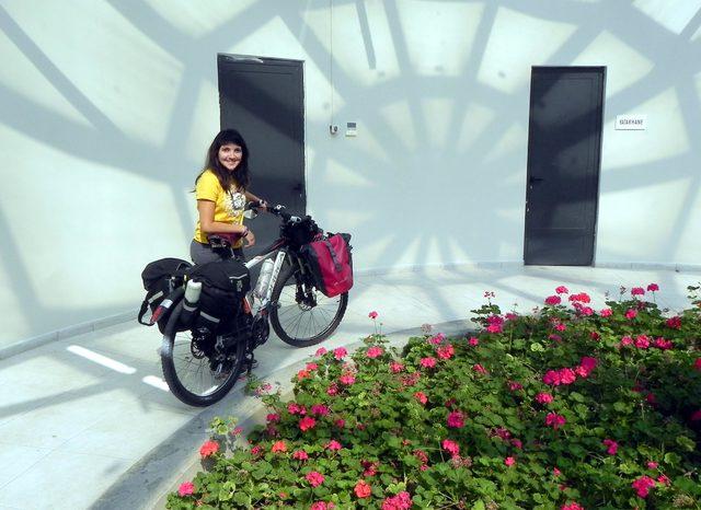 Brezilyalı Larissa, bisikletle Çin'e gidiyor