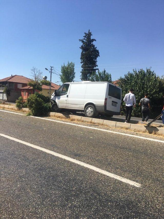 Minibüs refüje çıktı: 1 yaralı