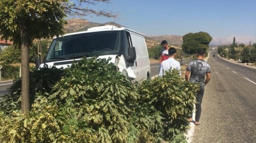 Minib&uuml;s ref&uuml;je &ccedil;ıktı: 1 yaralı