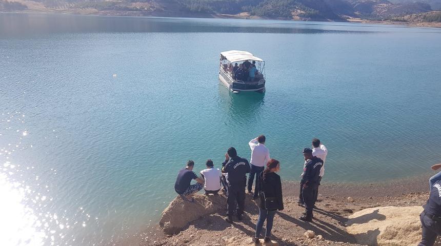 Serinlemek için girdiği baraj gölünde boğuldu