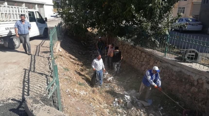 G&ouml;lbaşı Belediyesi dere ve su kanallarını temizliyor