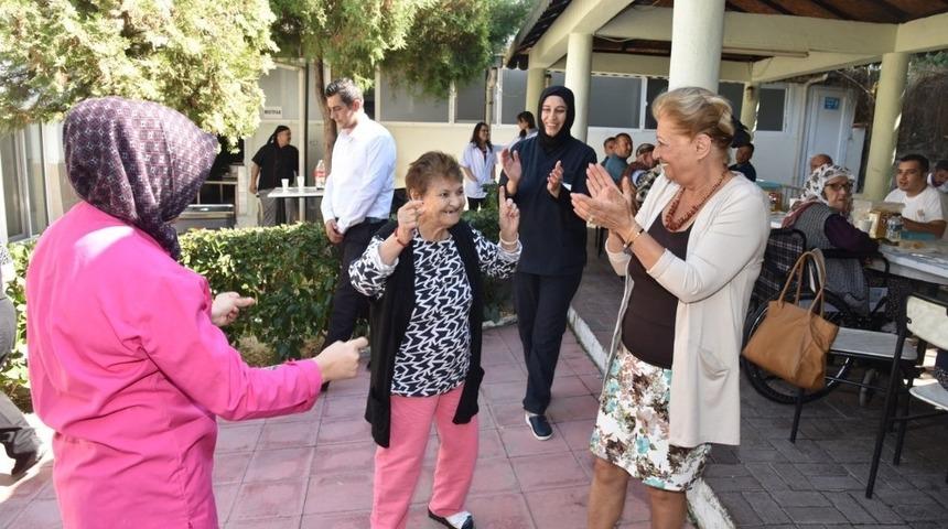 Huzurevi sakinleri g&ouml;n&uuml;llerince eğlendi