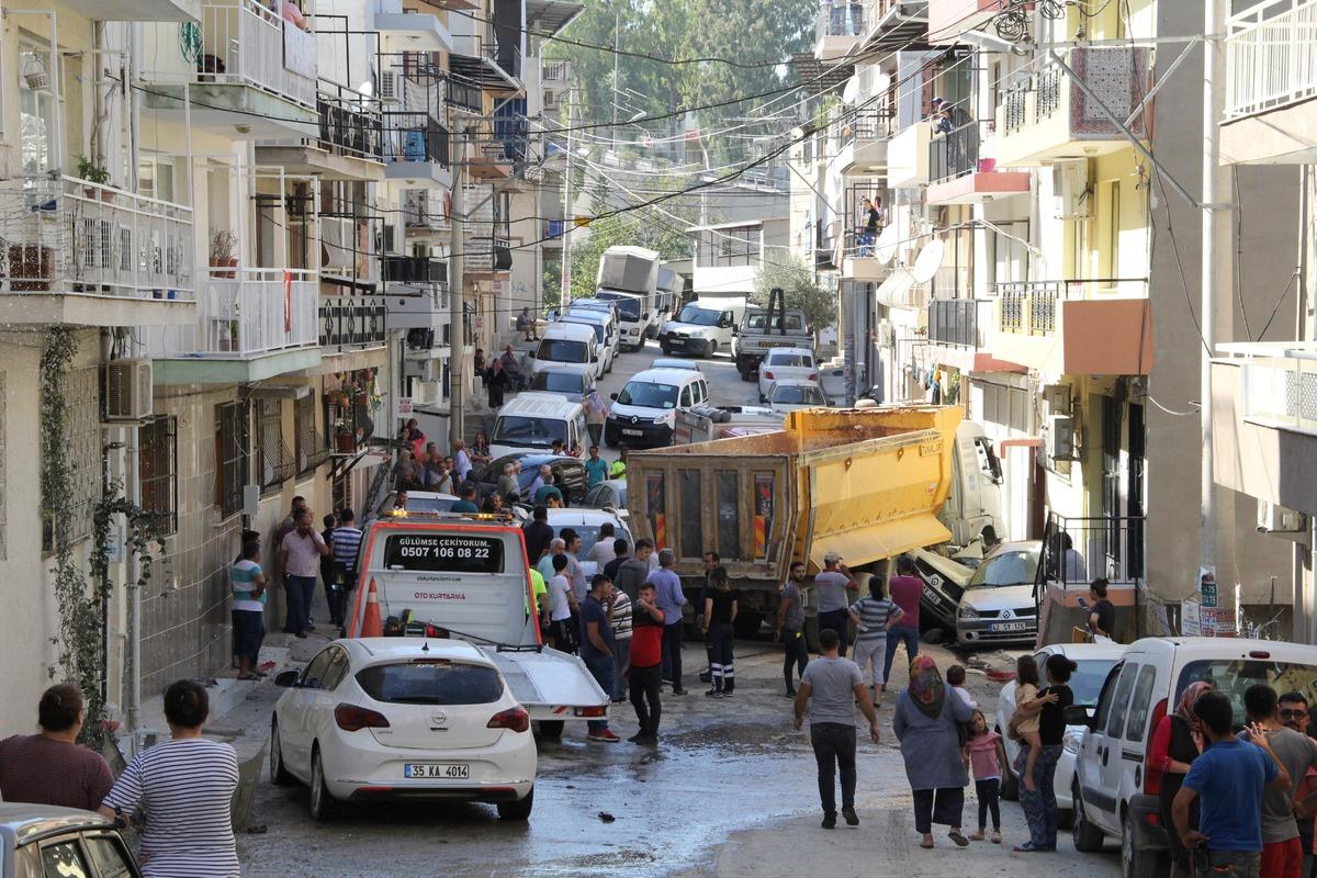 İzmir'de freni patlayan kamyon mahalleyi savaş alanına &ccedil;evirdi