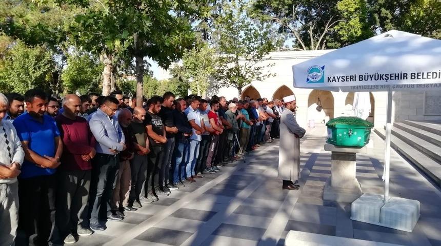 G&ouml;&ccedil;&uuml;k altında kalan adam son yolculuğuna uğurlandı