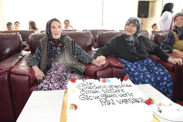 Huzurevinde 100'üncü yaşlarını kutladılar