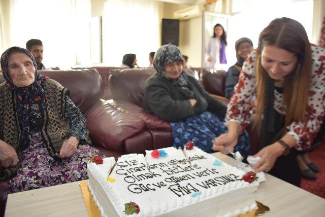 Huzurevinde 100'üncü yaşlarını kutladılar
