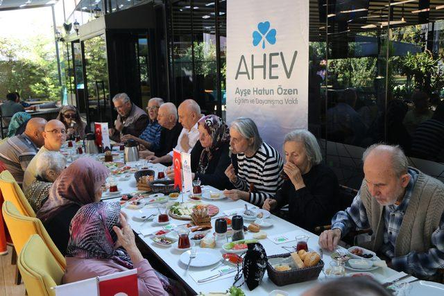 Huzurevi sakinleri, 'Yaşlılar Günü'nde sahilde kahvaltı yaptı