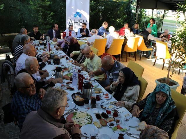 Huzurevi sakinleri, 'Yaşlılar Günü'nde sahilde kahvaltı yaptı