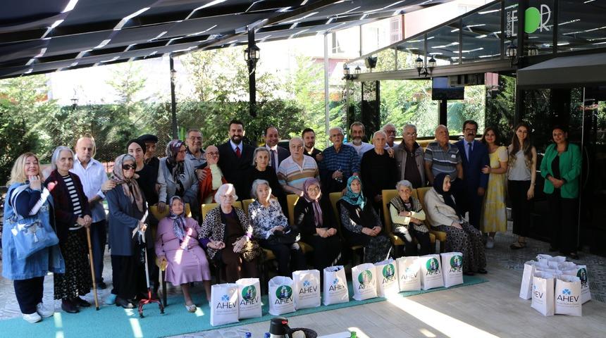 Huzurevi sakinleri, 'Yaşlılar Günü'nde sahilde kahvaltı yaptı