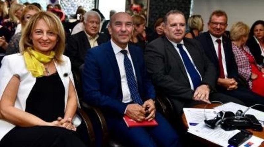 Kadınlar, iş hayatındaki rollerini artırmak i&ccedil;in toplandı