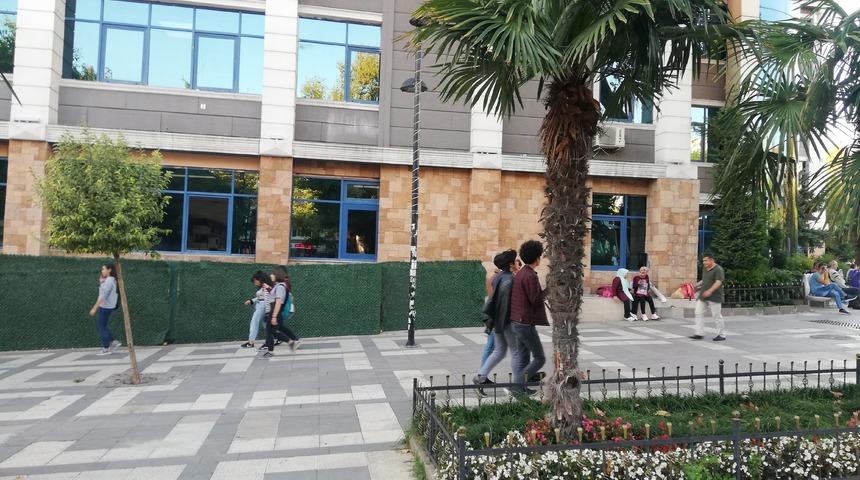 Deprem oluyor sandı, camdan atlamaya kalkıştı!