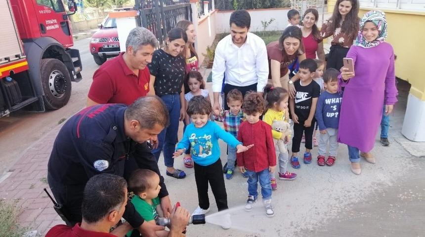 Anaokulu &ouml;ğrencilerini itfaiye ekipleri bilgilendirdi