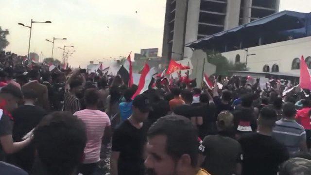 Irak polisi, protestoculara biber gazı ve tazyikli suyla müdahale etti