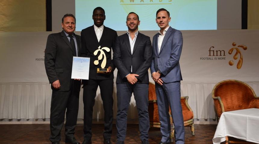 Fooball Is More Derneği, Demba Ba'ya Rol Model ödülü verdi