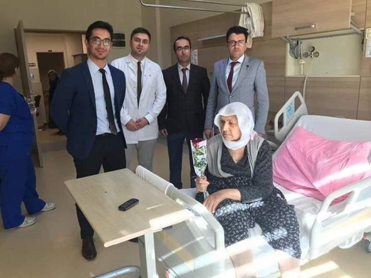 Şuhut Devlet Hastanesi’nde yaşlılara gül verildi G2