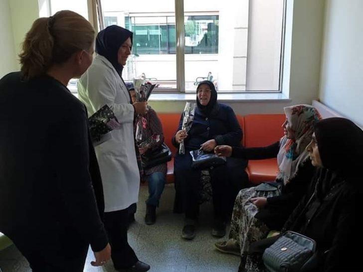 Şuhut Devlet Hastanesi’nde yaşlılara gül verildi G3