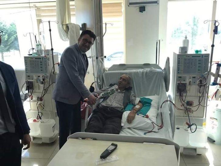 Şuhut Devlet Hastanesi’nde yaşlılara gül verildi G4