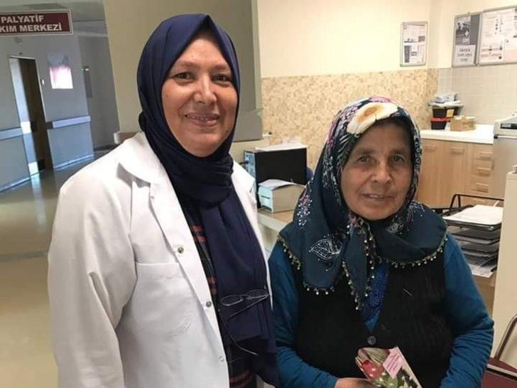 Şuhut Devlet Hastanesi’nde yaşlılara gül verildi G5