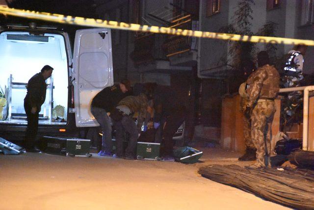 Polis aracına bombalı saldırı düzenleyen 2 terörist etkisiz hale getirildi (3)