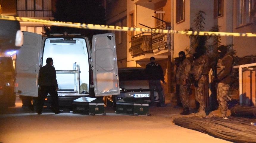 Polis aracına bombalı saldırı d&uuml;zenleyen 2 ter&ouml;rist etkisiz hale getirildi (3)
