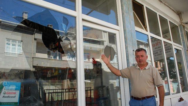 Eski muhtarın işyerinin camları kırıldı