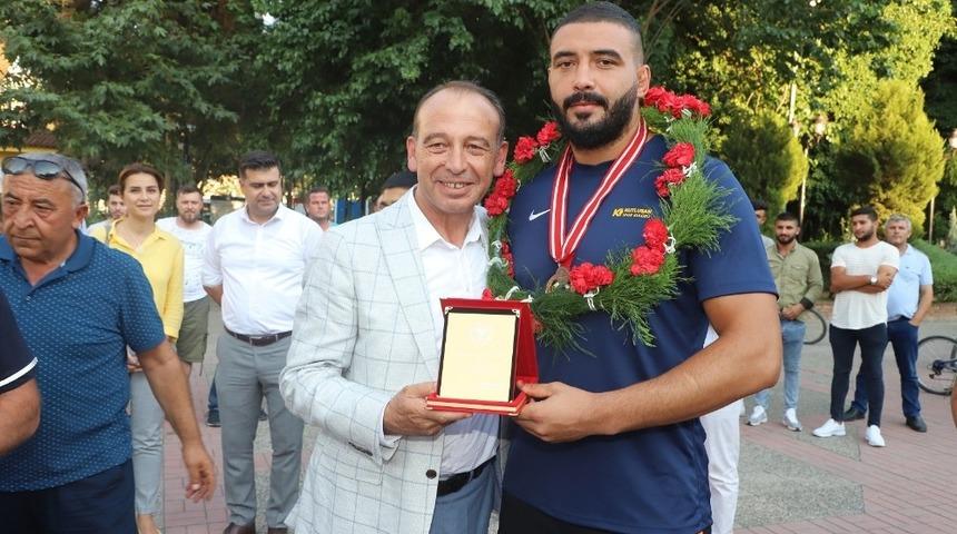 &Uuml;nl&uuml; başpehlivanlar Turgutlu&rsquo;daki er meydanına &ccedil;ıkacak